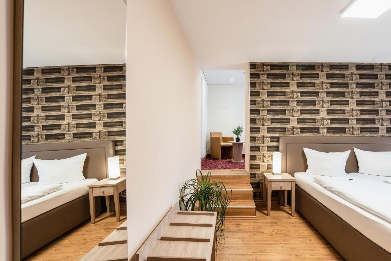 Dreibettzimmer mit Balkon