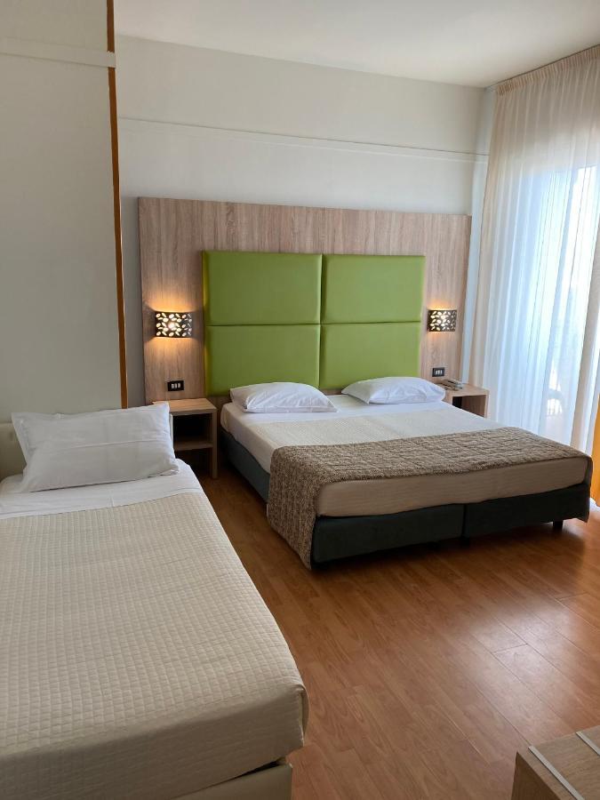 Dreibettzimmer mit Meerblick