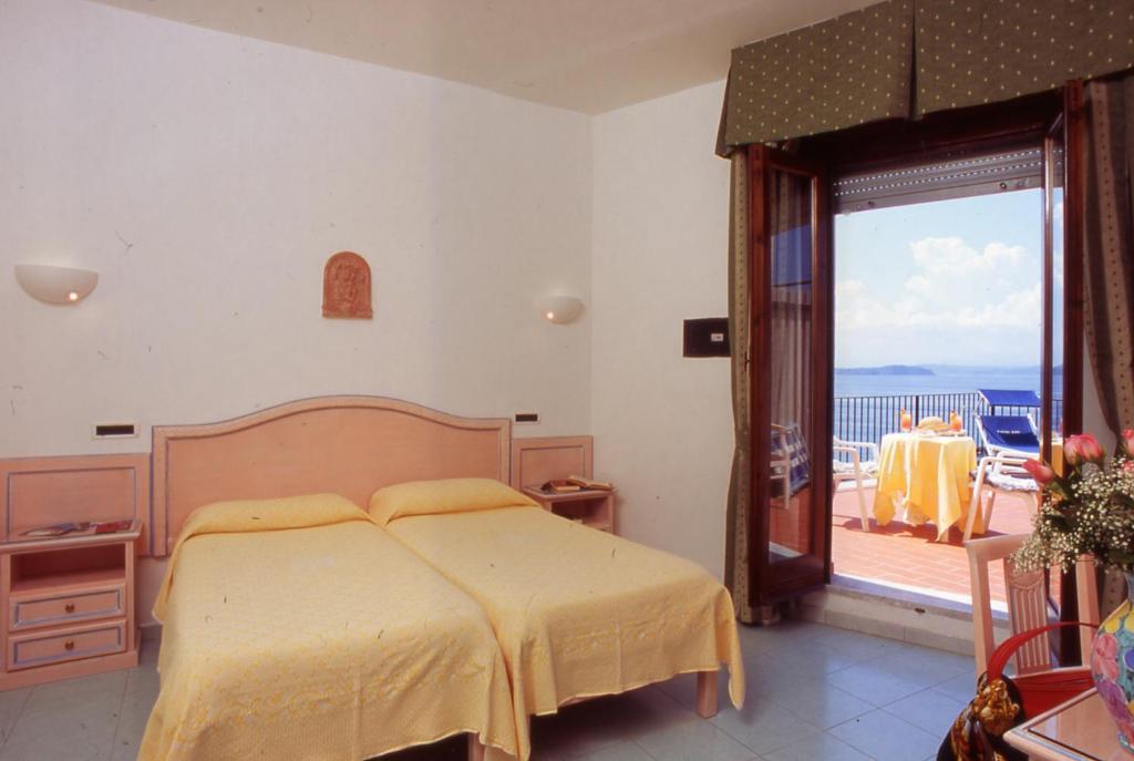 Dreibettzimmer mit Balkon