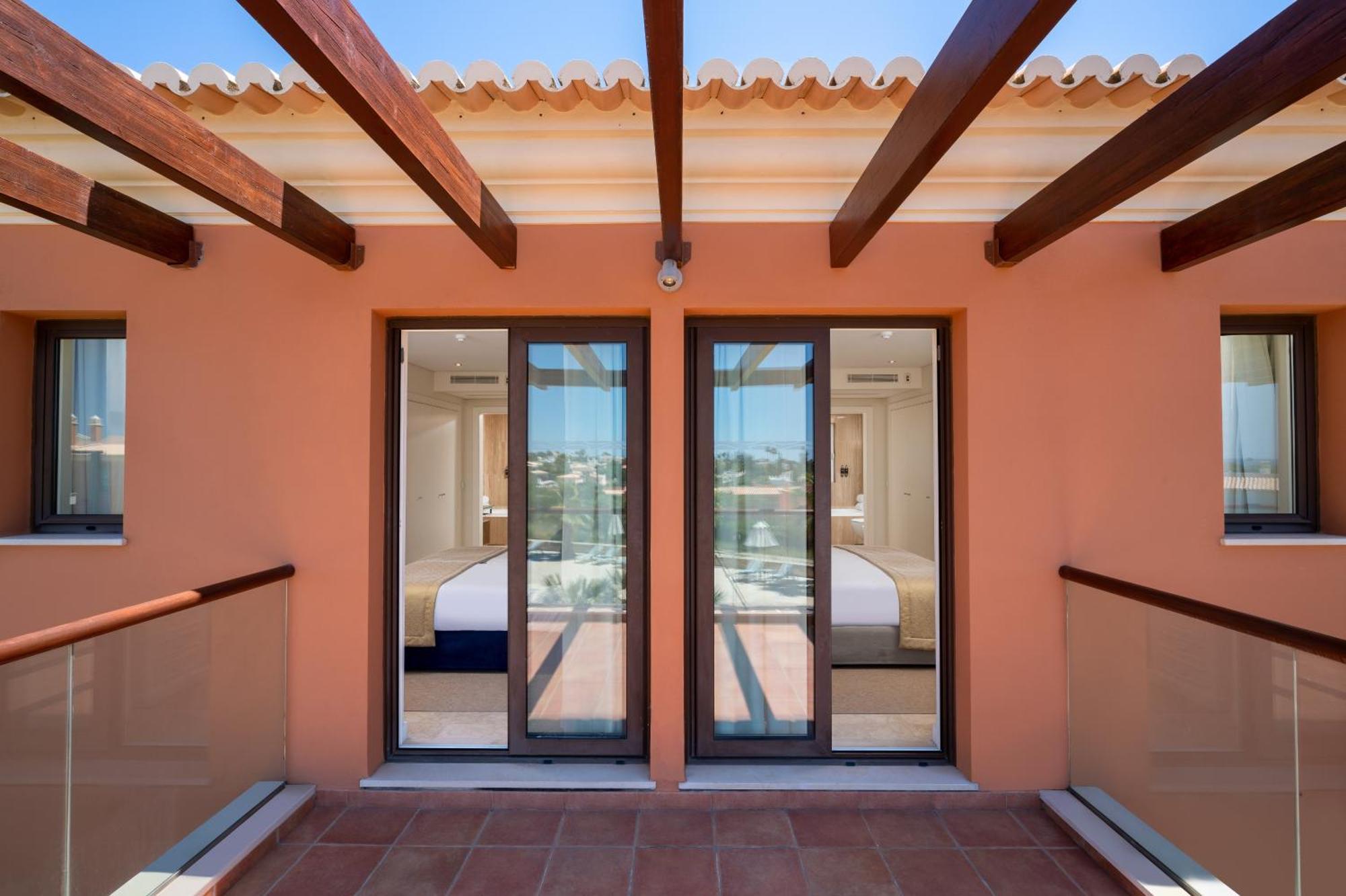 Luxus-Stadthaus mit 2 Schlafzimmern und Poolblick