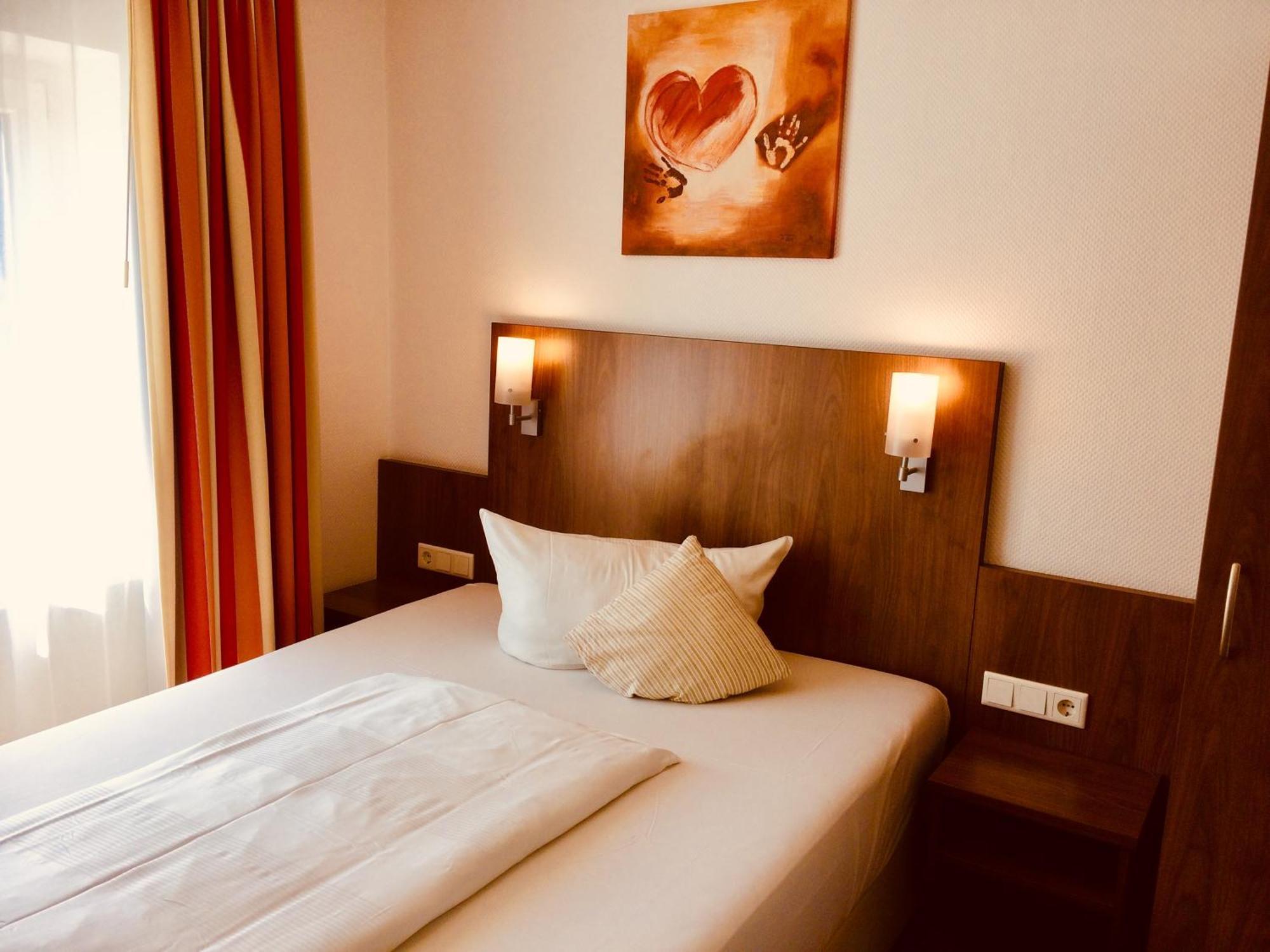 Standard Single Room,1557563098:JPEG