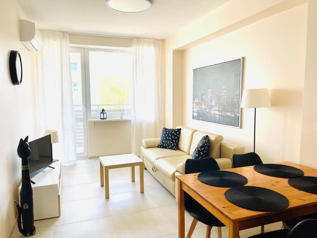 One Bedroom Apartment with Two Bathrooms and Lateral Sea View