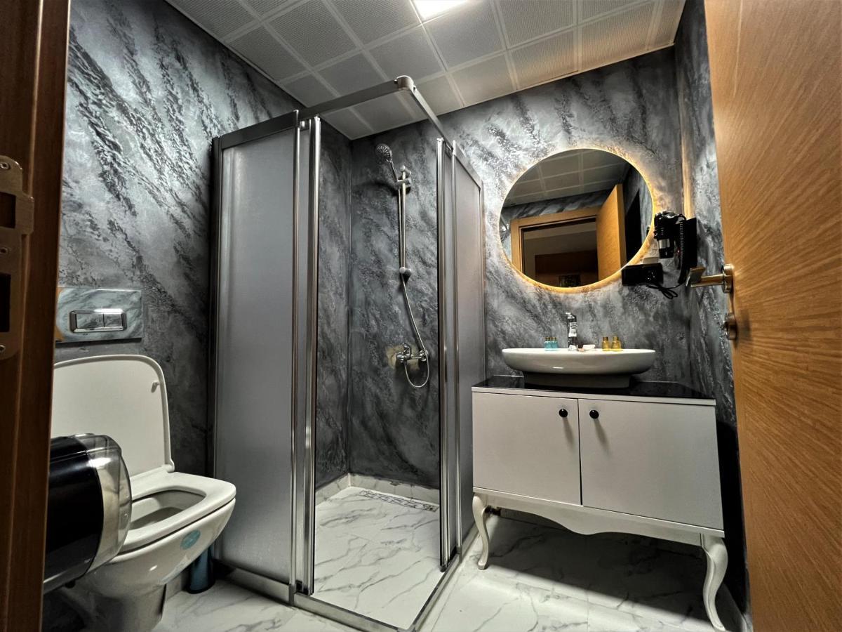 Zimmer mit Queensize-Bett und Whirlpool-Badewanne