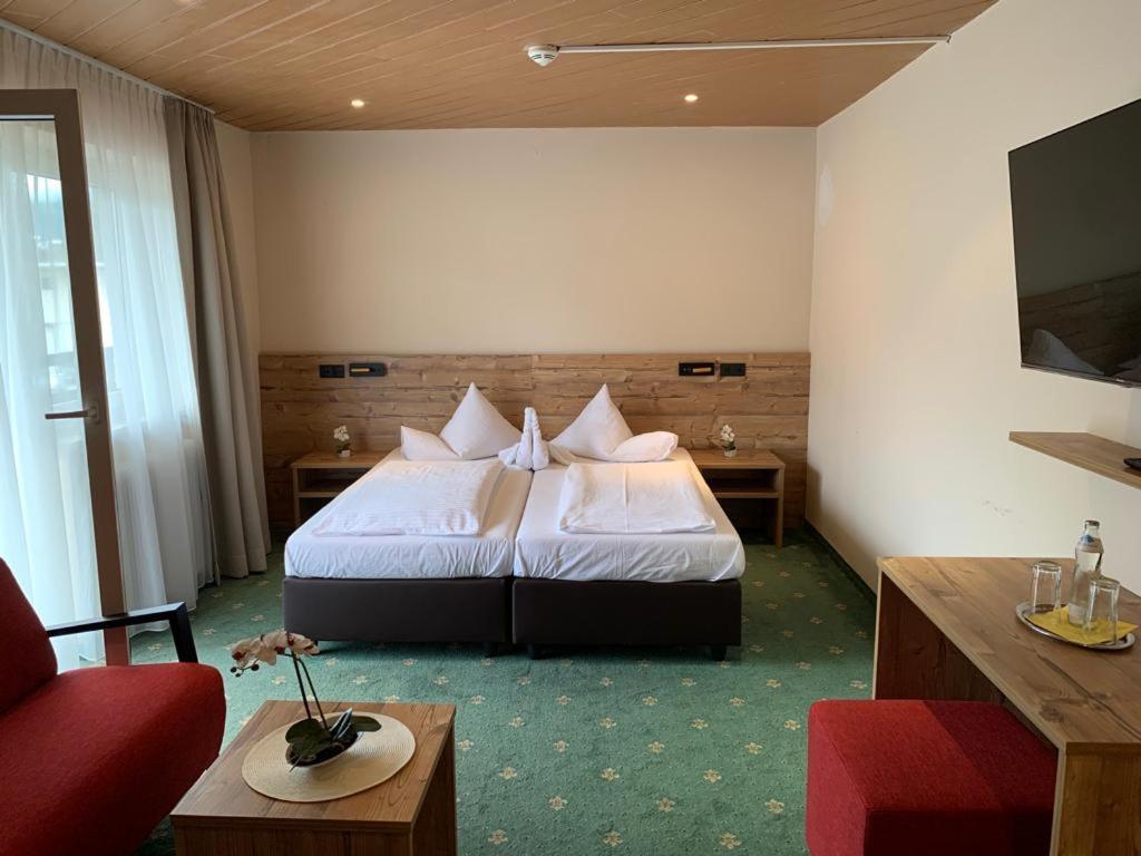 Doppel-/Zweibettzimmer mit Balkon