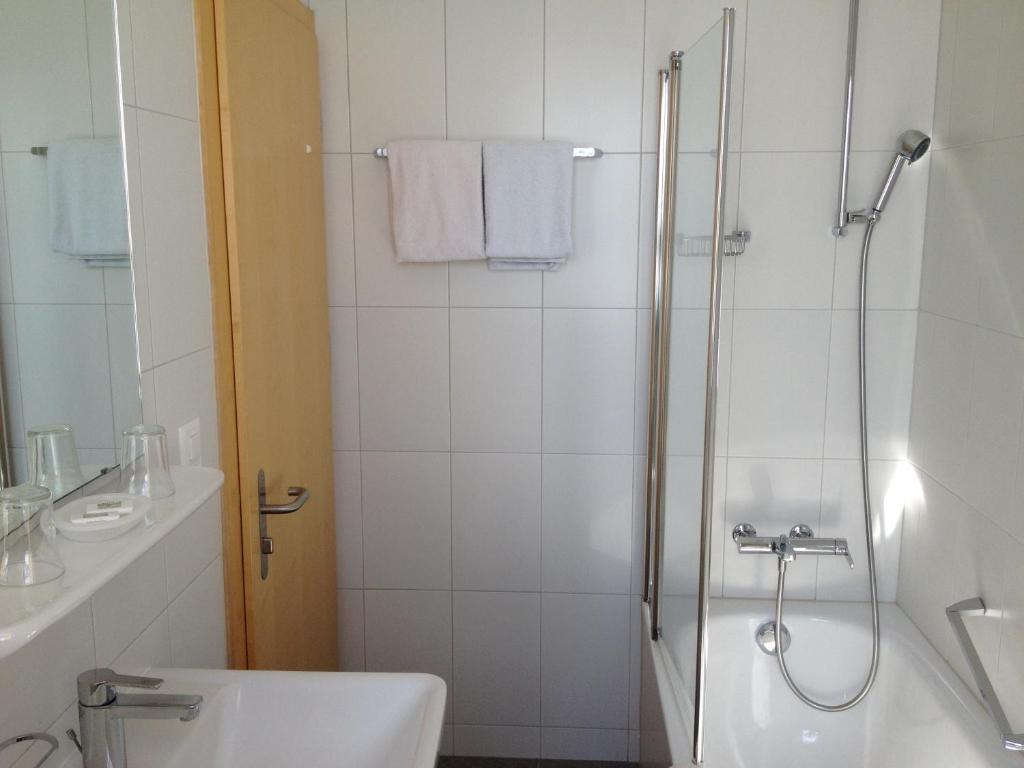 Dreibettzimmer mit Gemeinschaftsbad