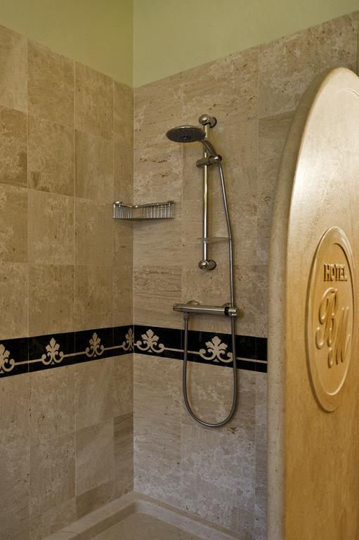 Doppelzimmer mit Whirlpool-Badewanne