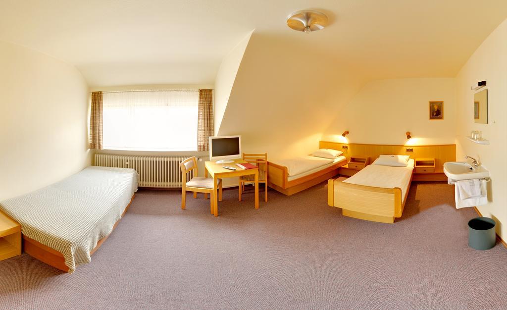 Dreibettzimmer mit Etagendusche