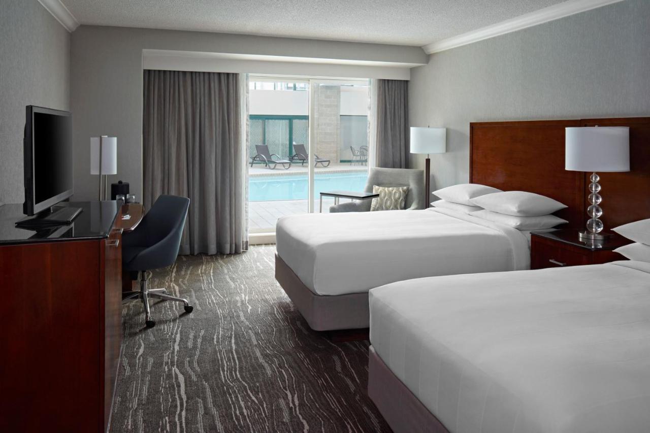 Doppelzimmer mit 2 Doppelbetten und Poolblick