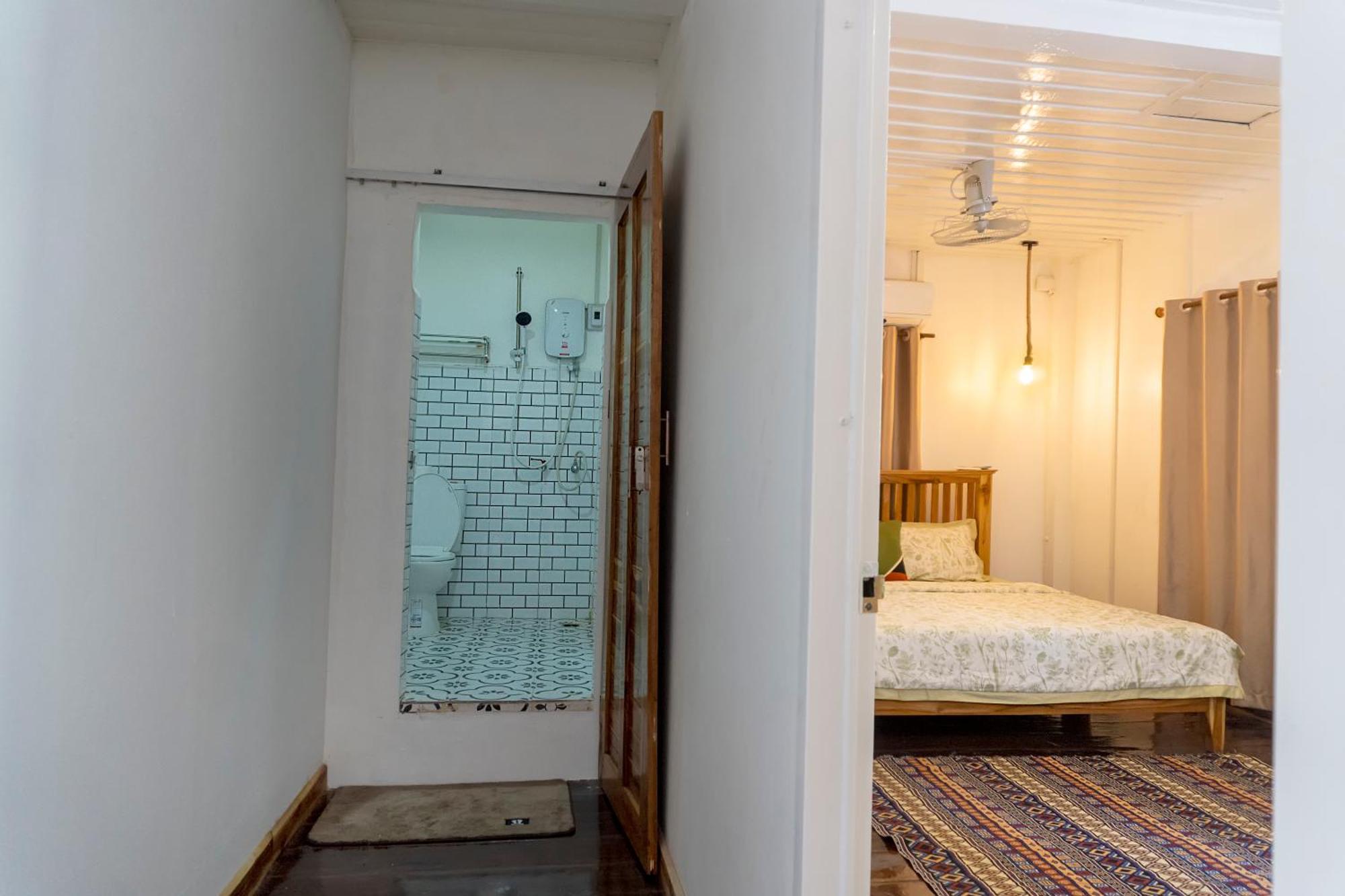 Zimmer mit Queensize-Bett und Gemeinschaftsbad