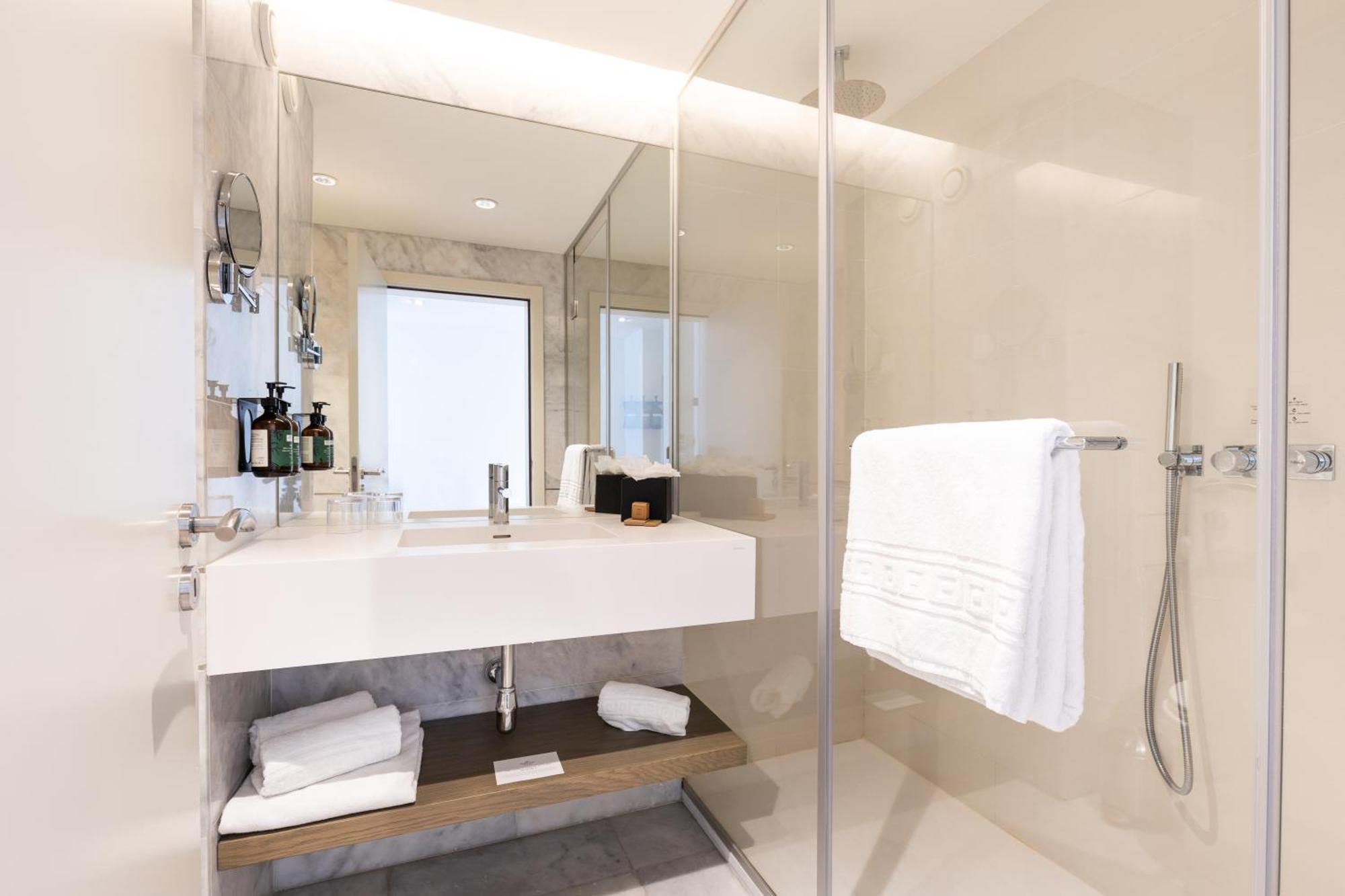 Premium Zimmer mit Kingsize-Bett, Balkon und Meerblick