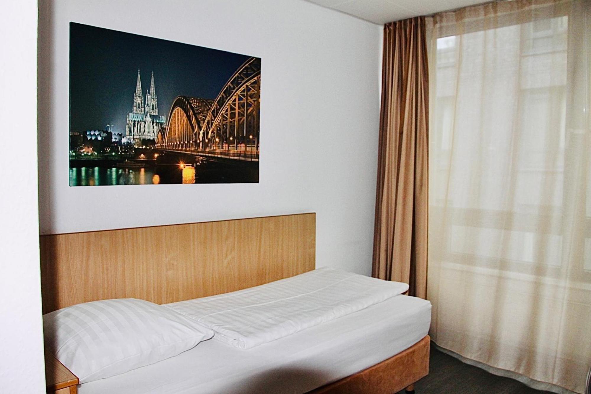 Single Room,544816878:JPEG