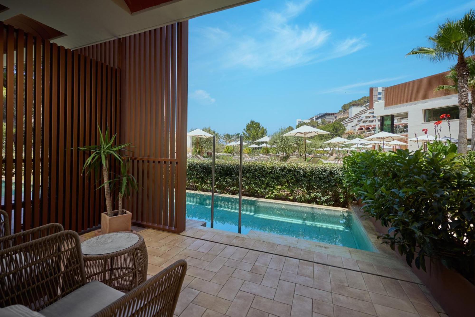 Das Club Zimmer mit Kingsize-Bett und Swim-up-Pool