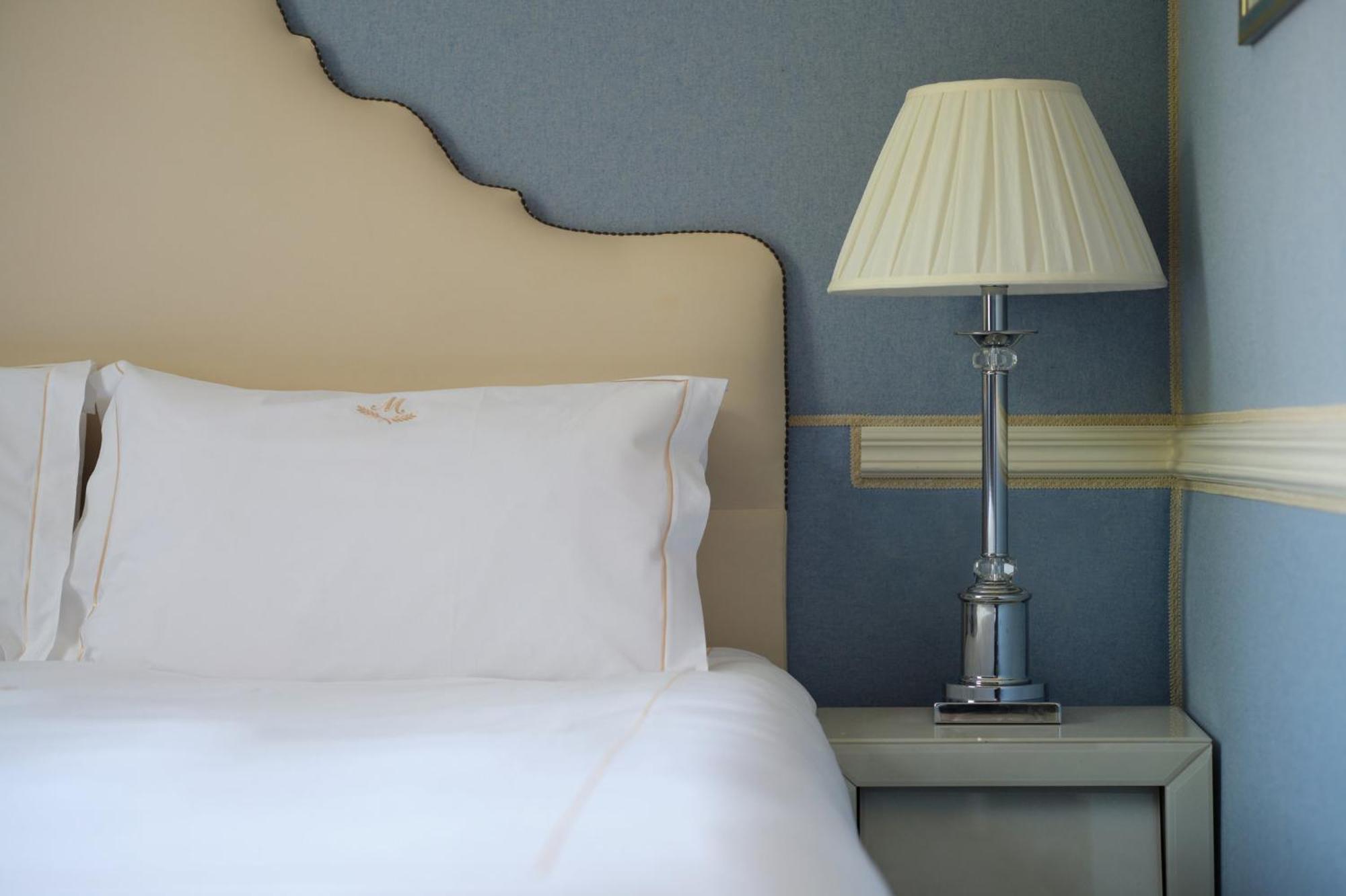 Zimmer mit Kingsize-Bett und Gartenblick.