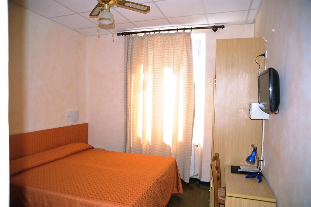 Doppel-/Zweibettzimmer mit seitlichem Meerblick