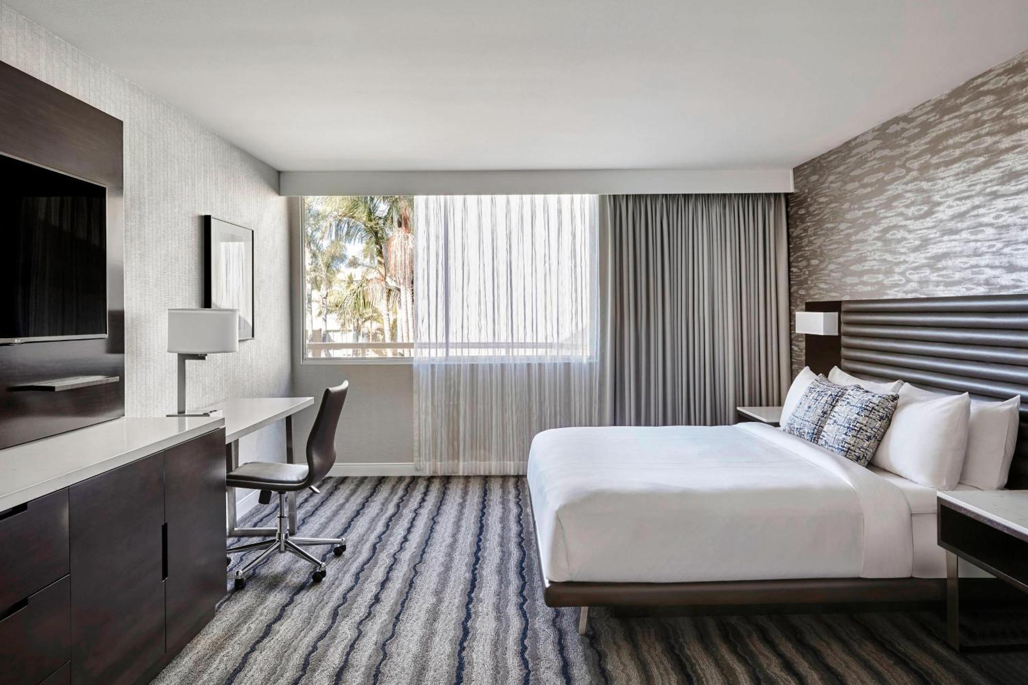 Larger Guest room 1 King,1632997004:JPEG