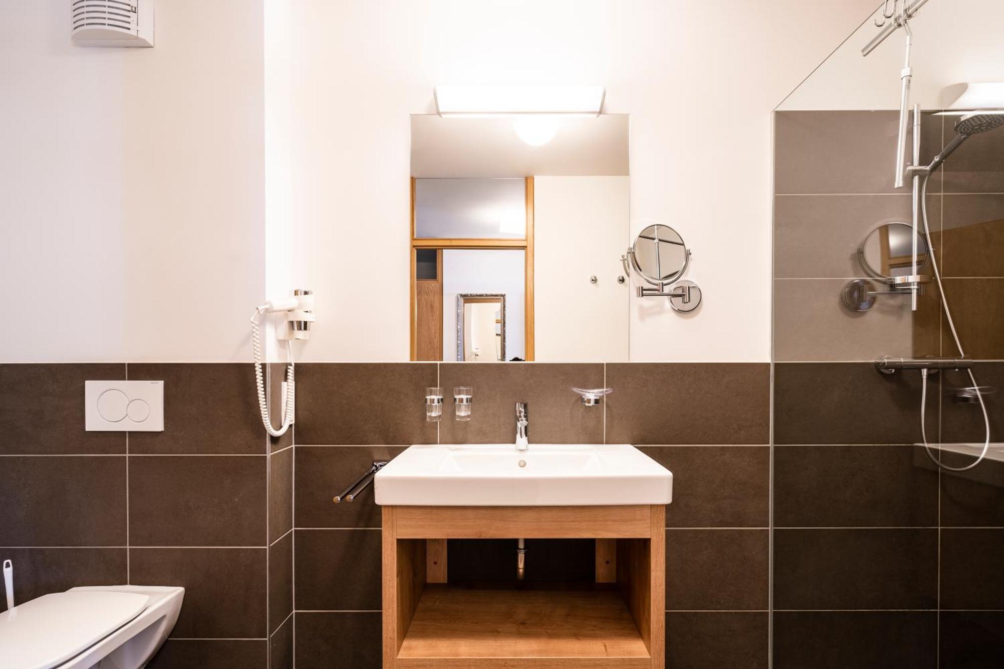 Comfort Two-bedroom Apartment Bathtub,1650017427:JPEG