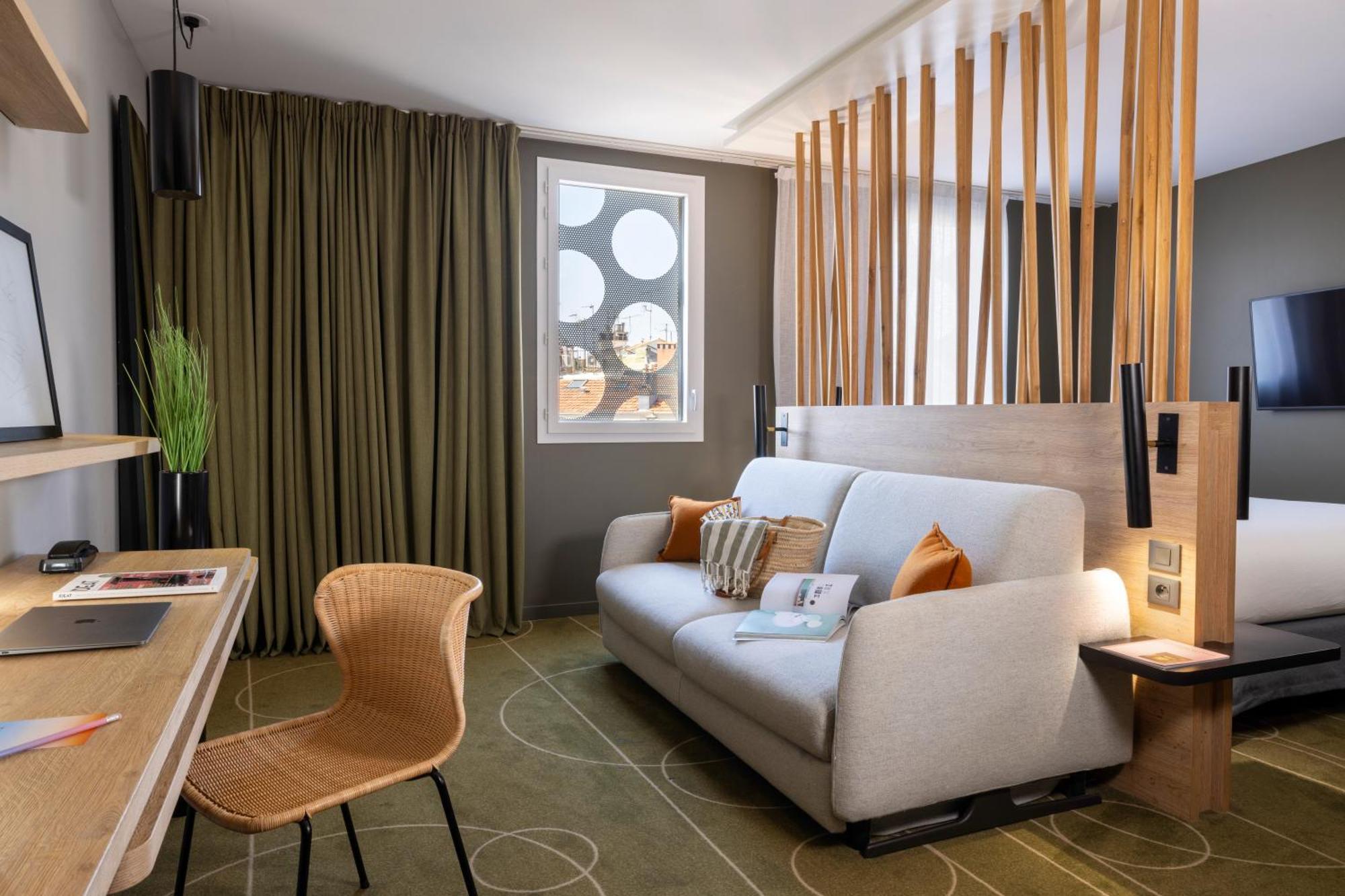 Excecutive Zimmer mit Kingsize-Bett und 1 Sofa
