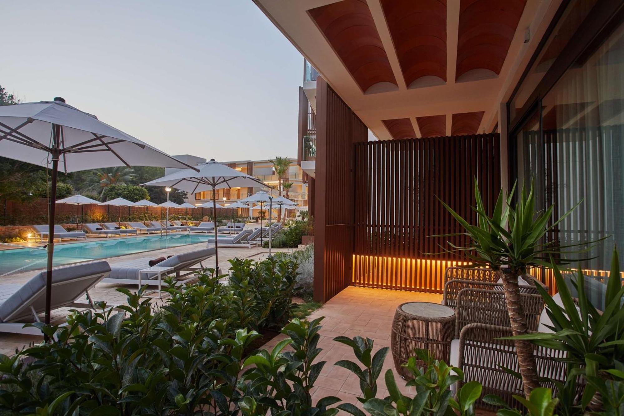 Das Club Zimmer mit Kingsize-Bett und Poolblick