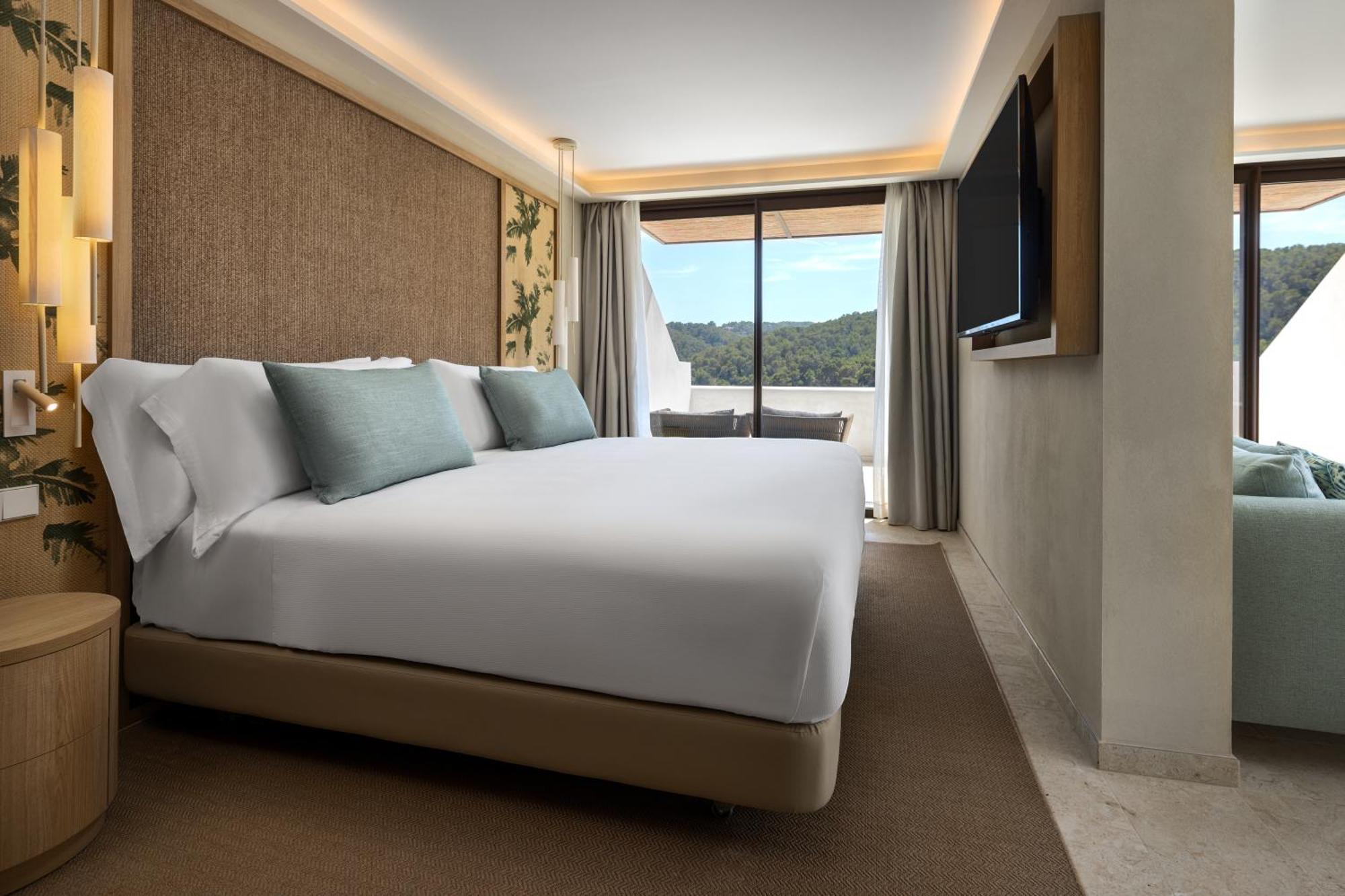 Die Club Junior Suite mit Kingsize-Bett und Meerblick