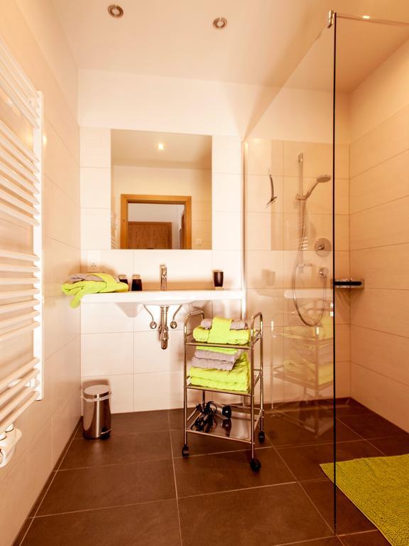 One-Bedroom Apartment Shower,1177510231:JPEG