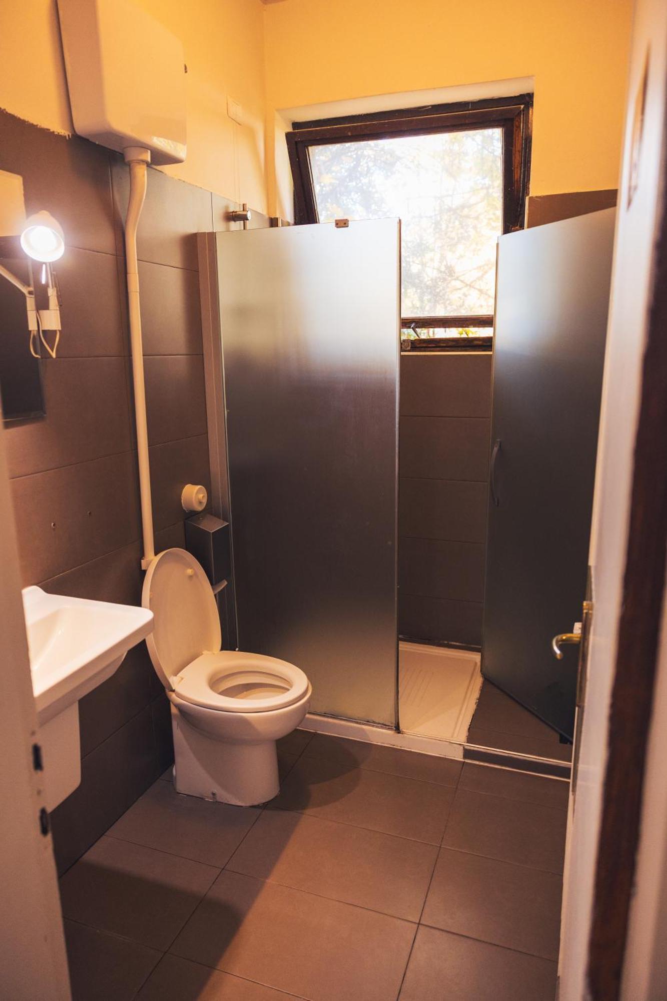 Twin Room Private Bathroom Disability Access,1739426032:JPEG