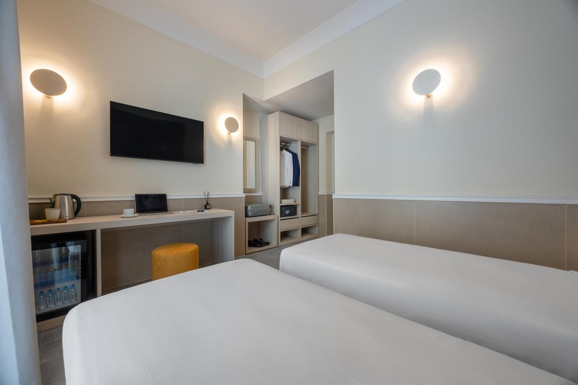 Twin Room,1756502921:JPEG