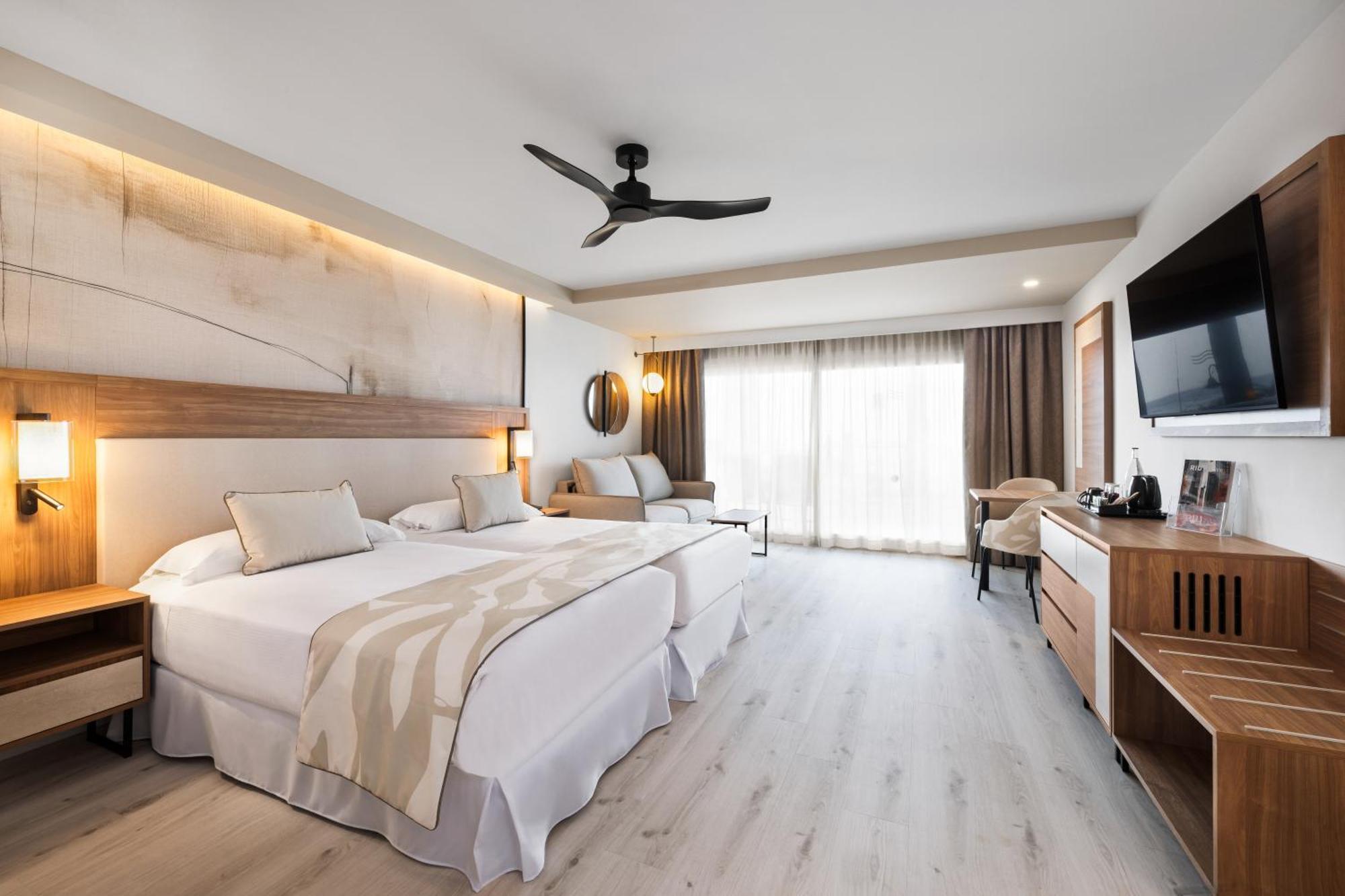 Doppelzimmer mit Balkon und seitlichem Meerblick