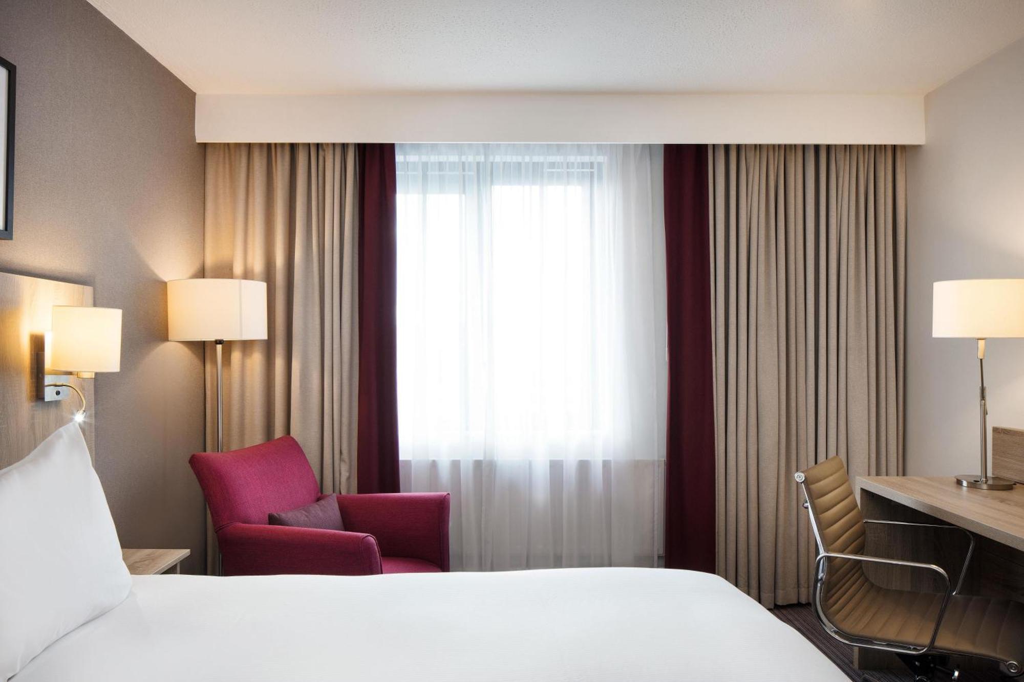 Zimmer mit Kingsize-Bett