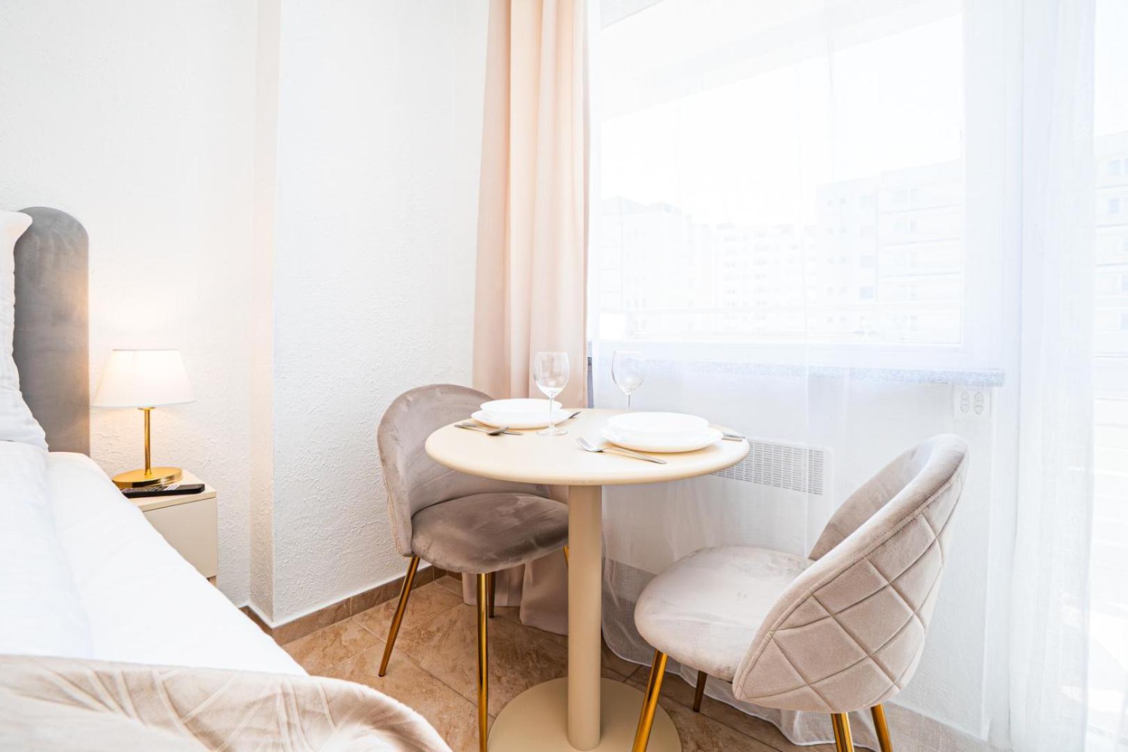 Studio-Apartment mit seitlichem Meerblick