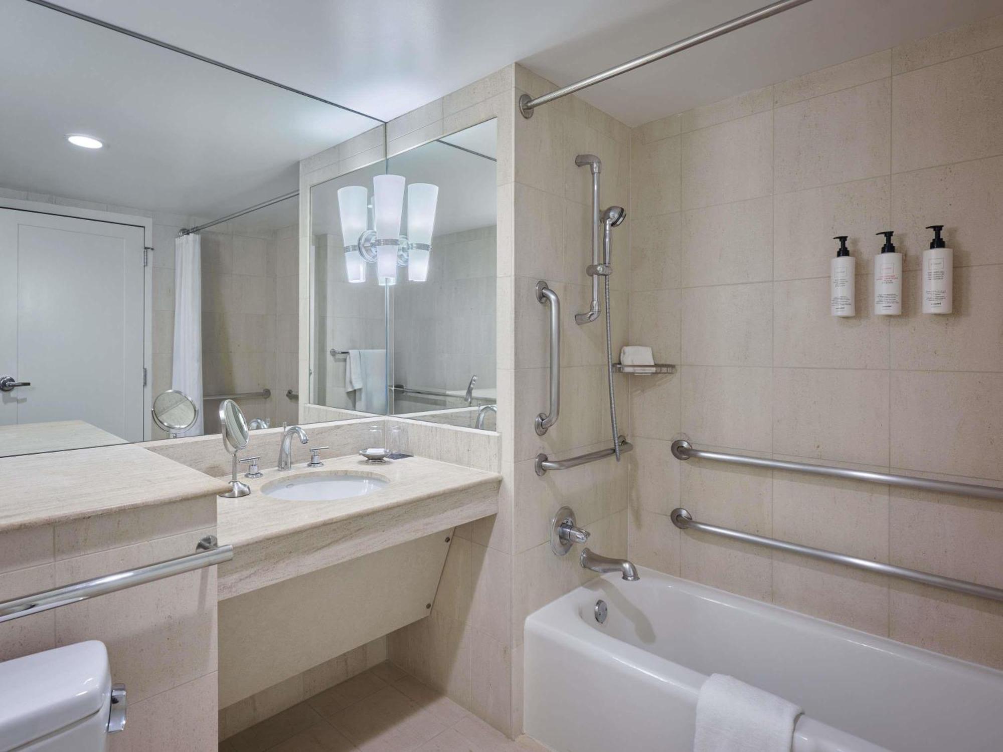 Classic Zimmer mit Kingsize-Bett und Badewanne – barrierefrei