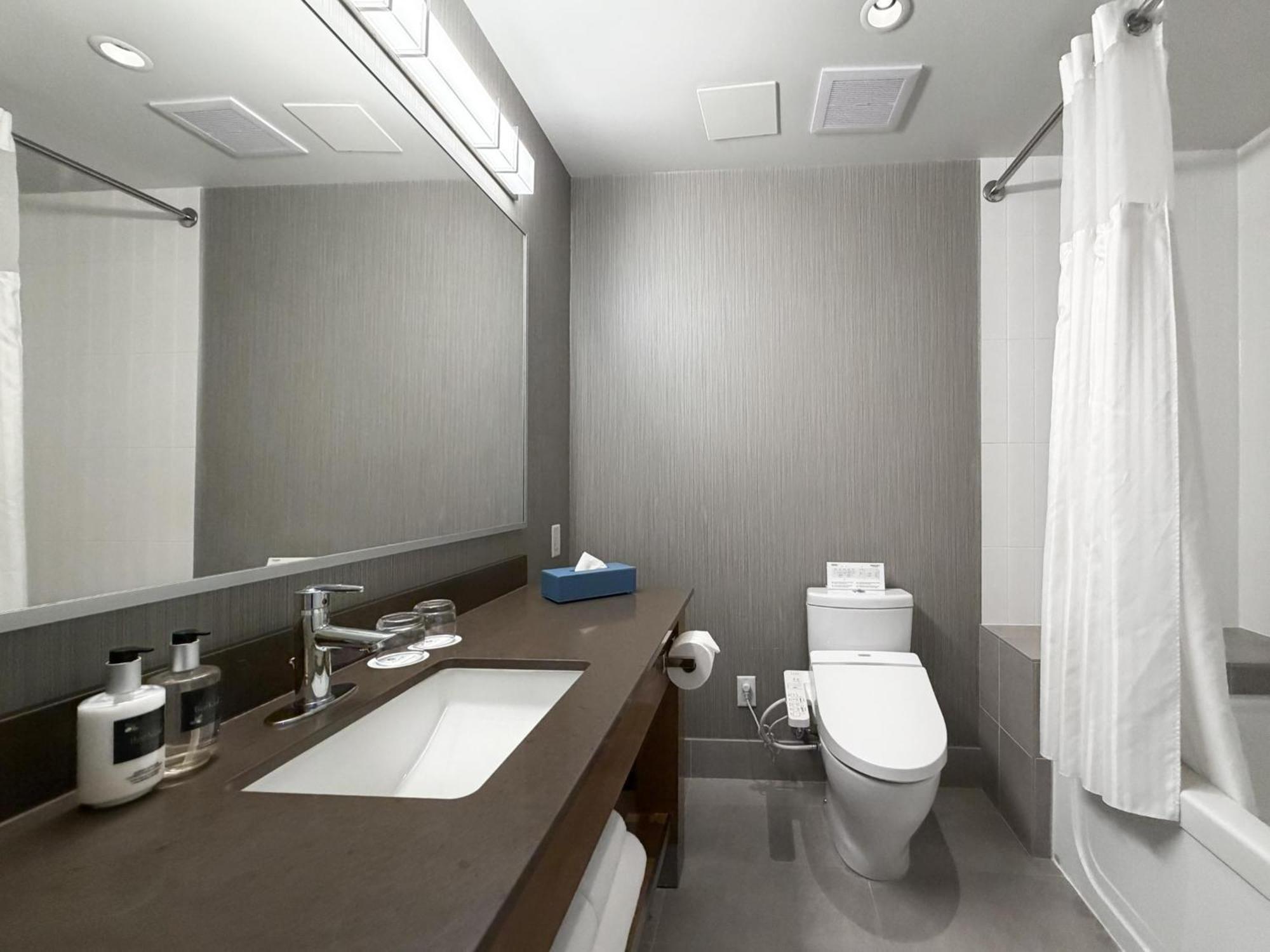 Coast Two Queens Corner Room - Pet Friendly