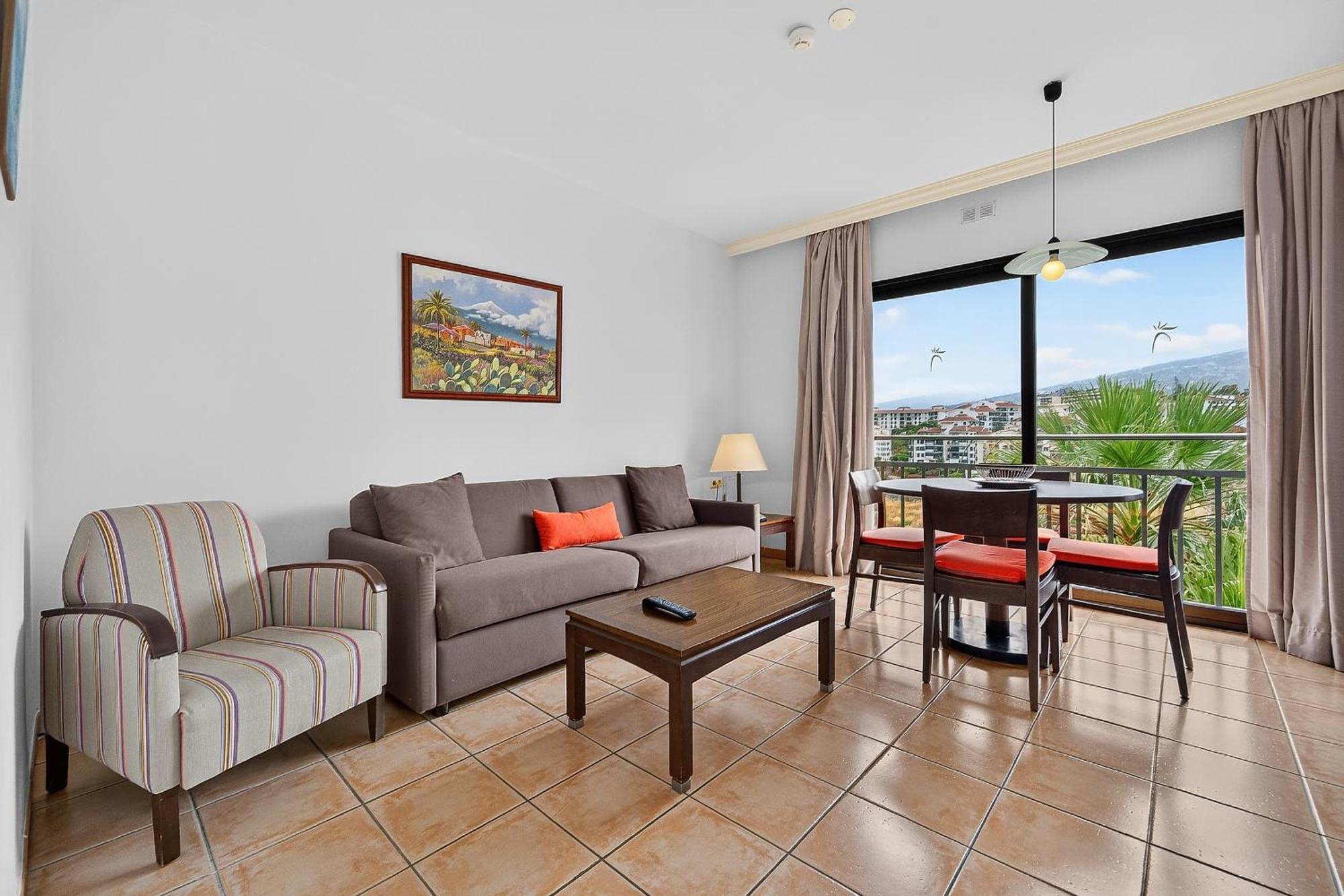 Deluxe One-Bedroom Apartment