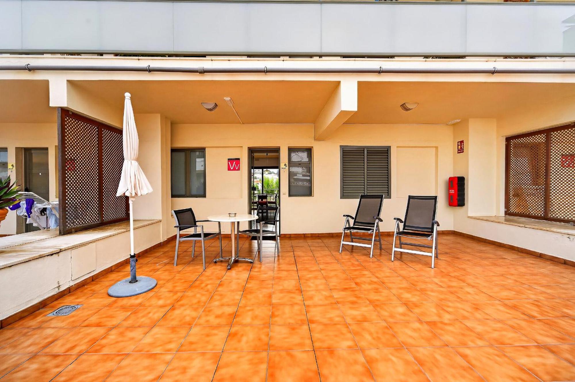 Deluxe One-Bedroom Apartment