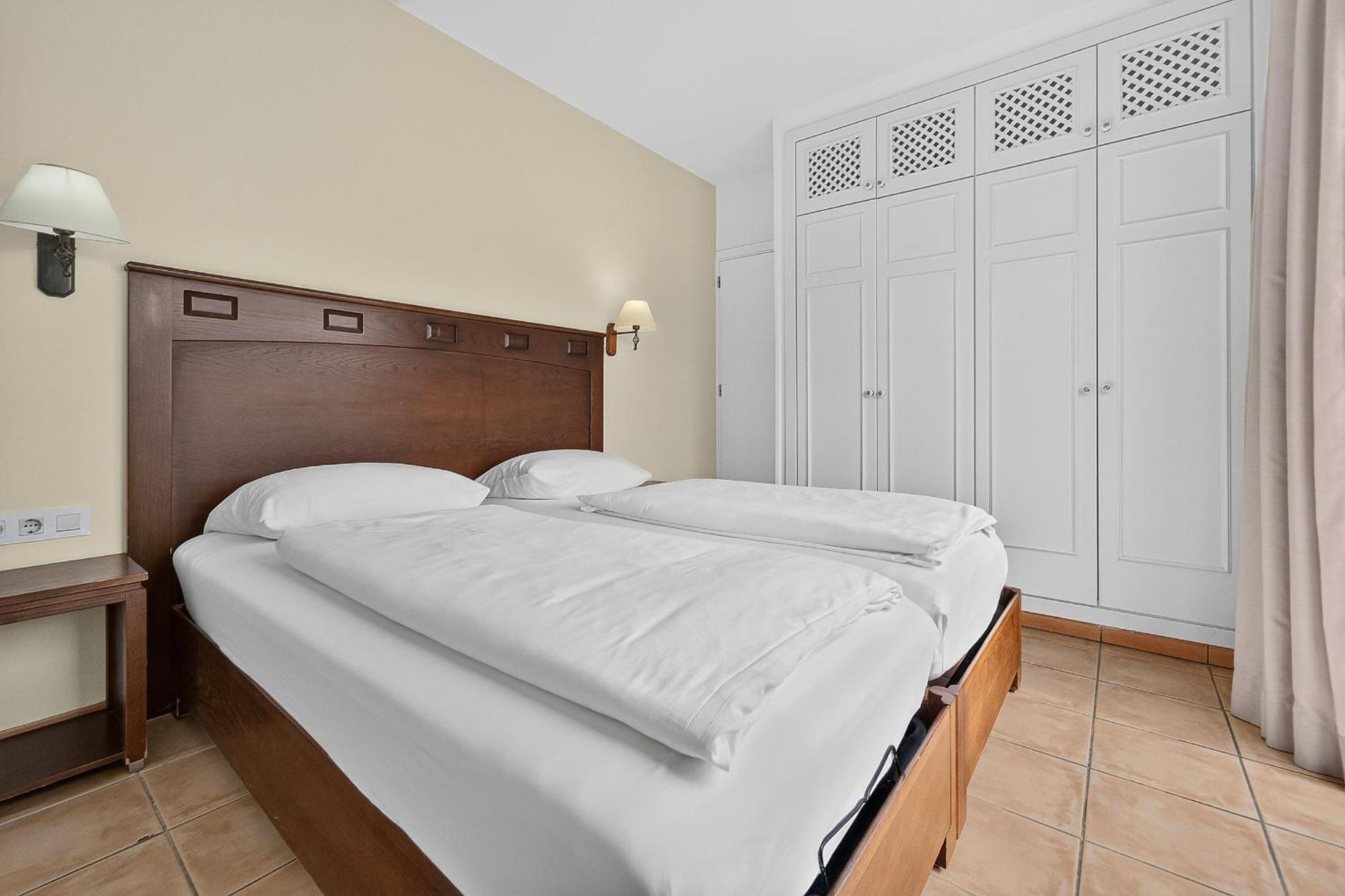 Deluxe One-Bedroom Apartment