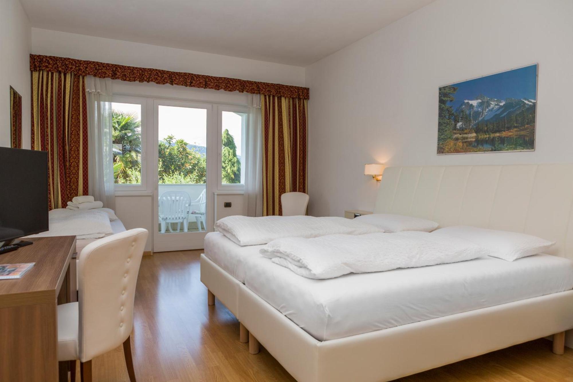 Deluxe Doppel-/Zweibettzimmer mit Poolblick