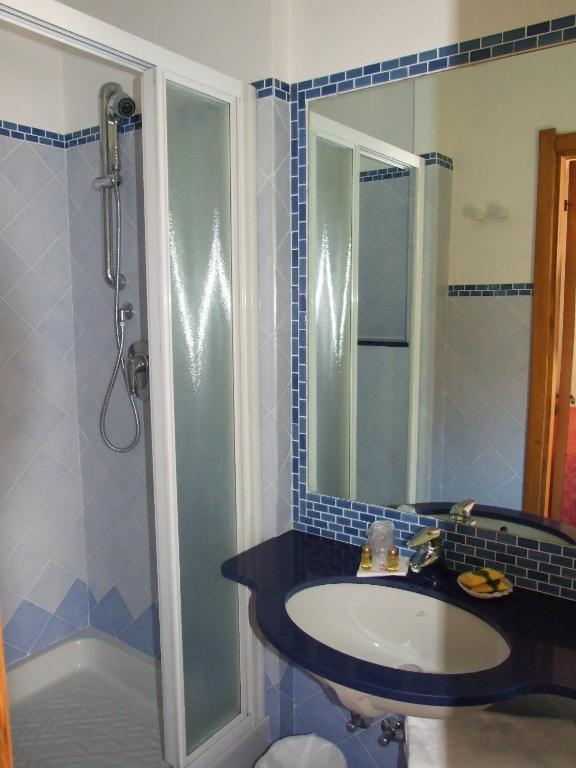 Doppel-/Zweibettzimmer mit Balkon