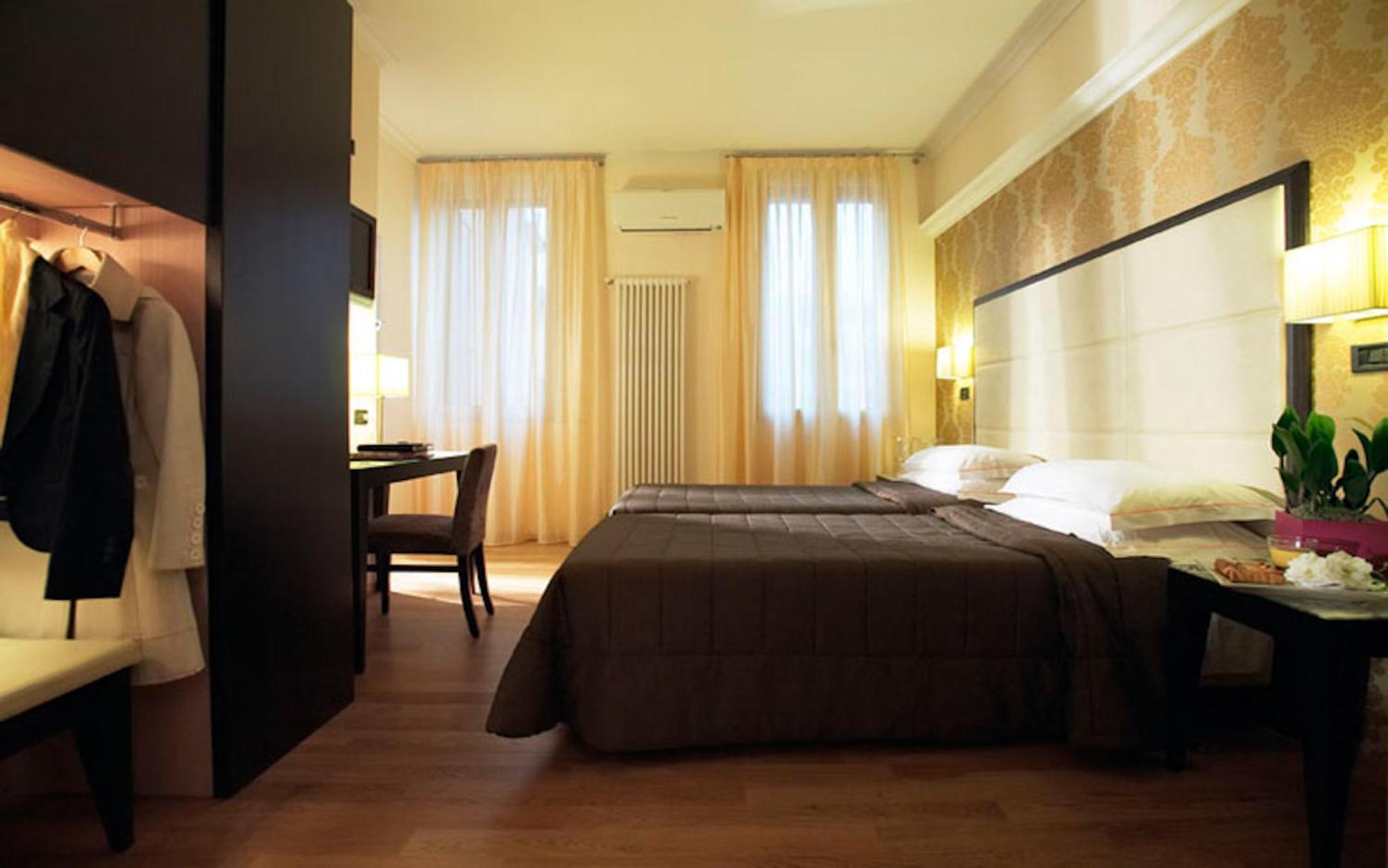 Gold Doppel-/Zweibettzimmer