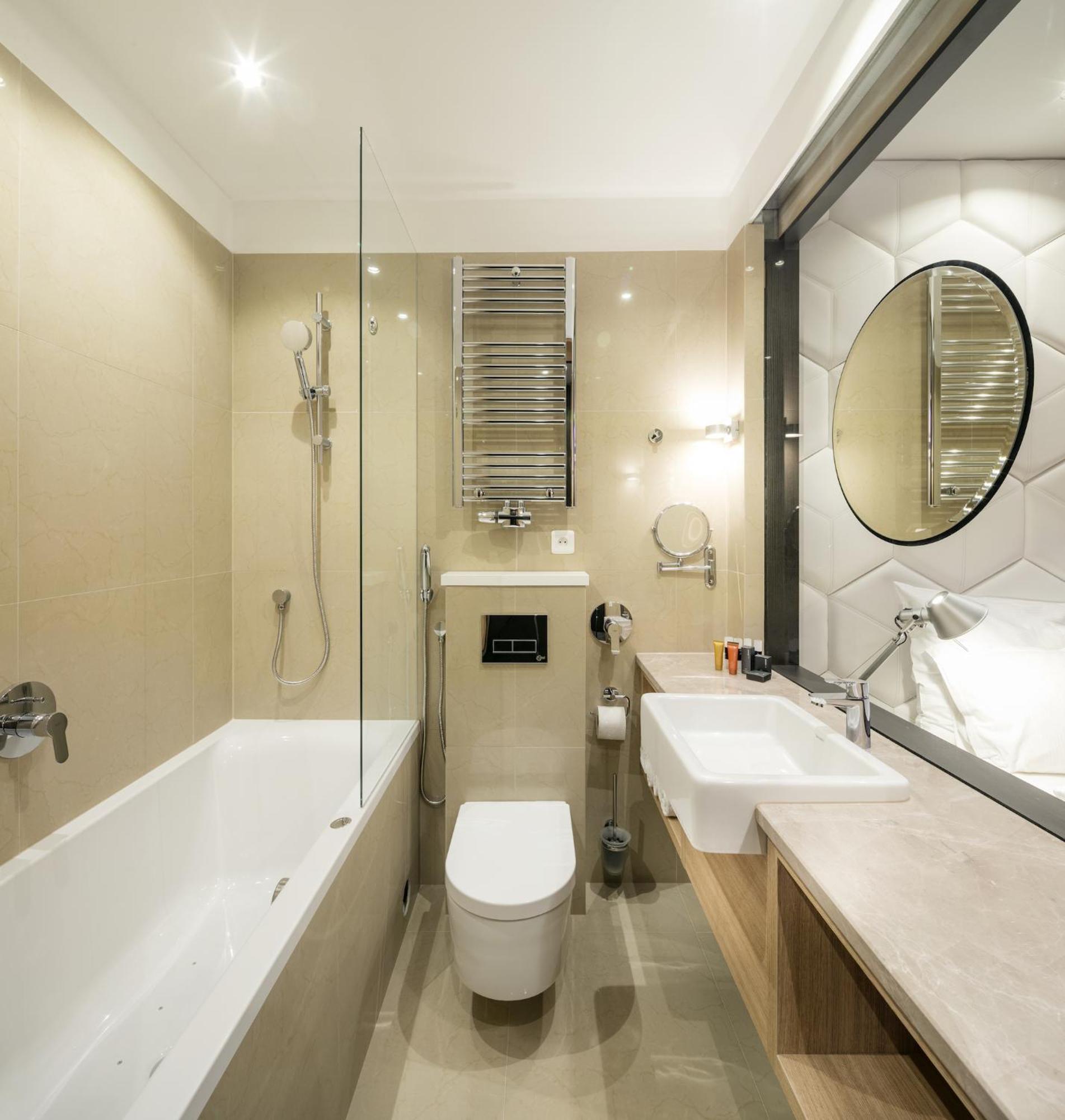 Doppel- oder Zweibettzimmer Imperial Design mit Whirlpool-Badewanne und Balkon