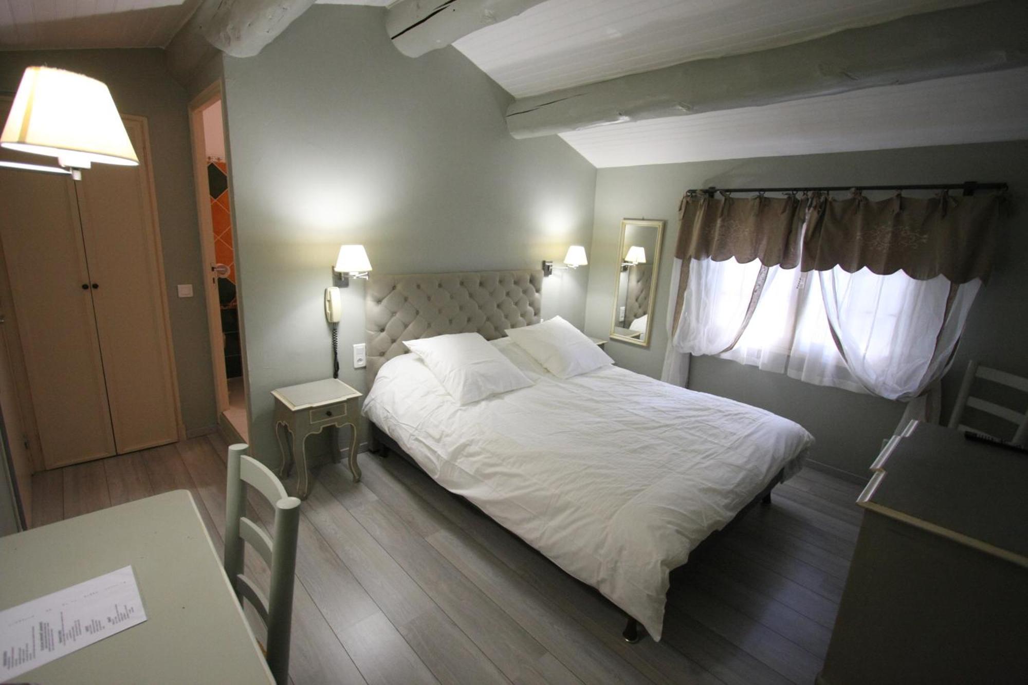 Deluxe Double Room Shower,703339888:JPEG
