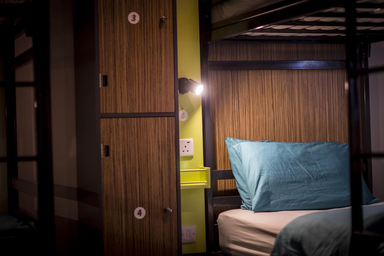 Bett im gemischten 30-Bett-Schlafsaal