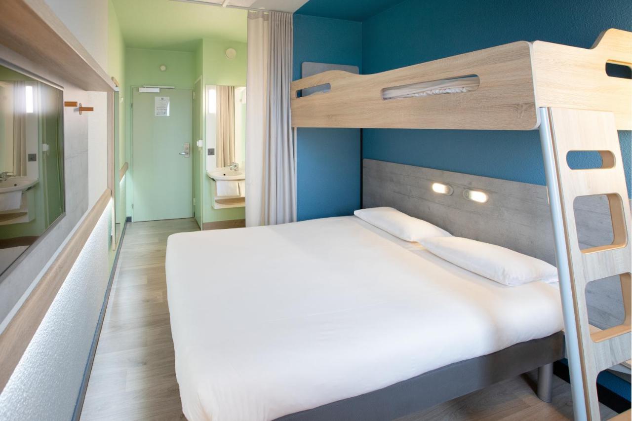 Dreibettzimmer mit 1 Doppelbett und 1 Etagenbett