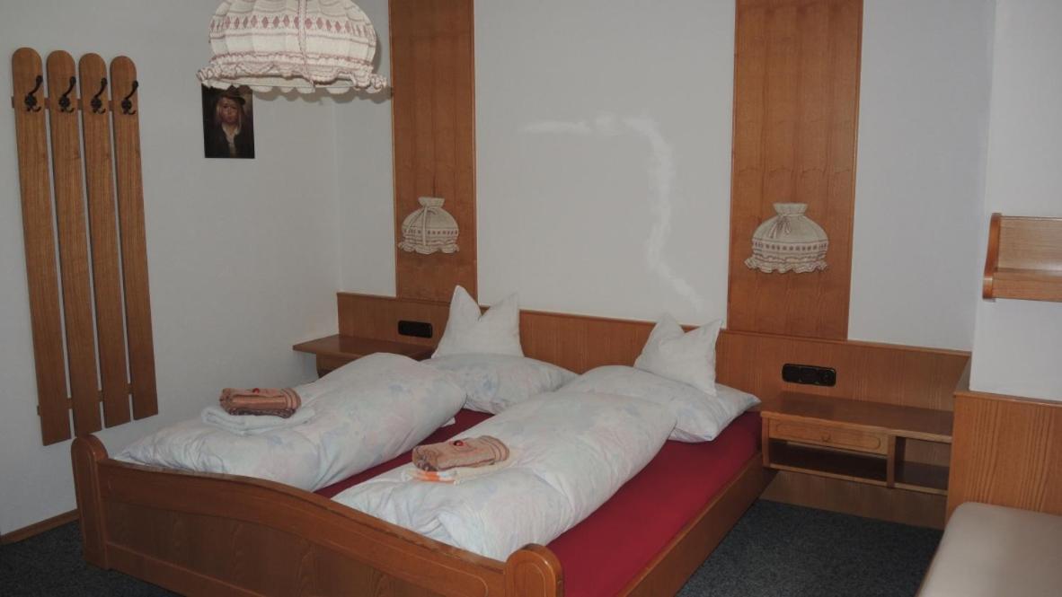 Dreibettzimmer mit Dusche