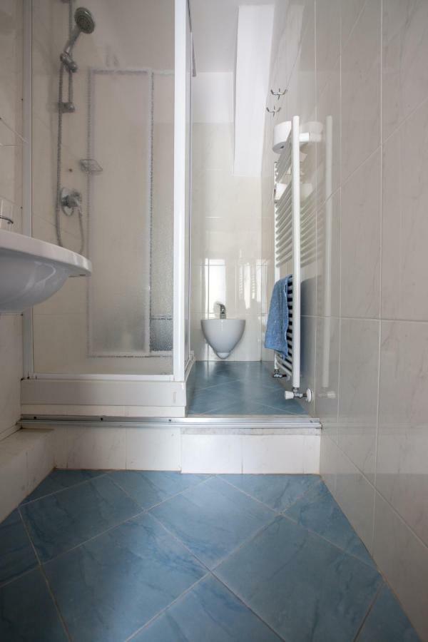 Zimmer mit Queensize-Bett und Balkon