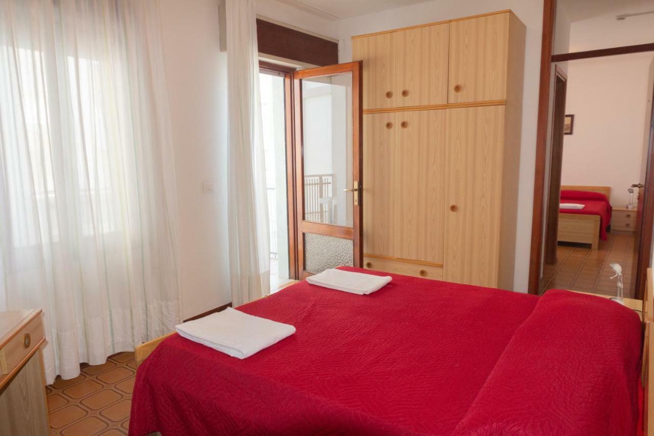 Familienzimmer mit Balkon und seitlichem Meerblick