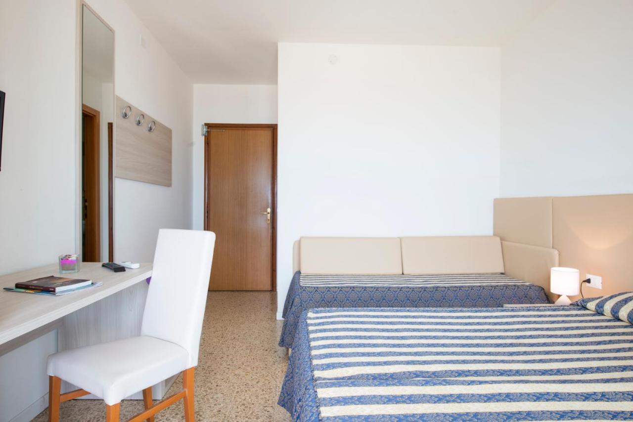 Dreibettzimmer mit Balkon und Meerblick