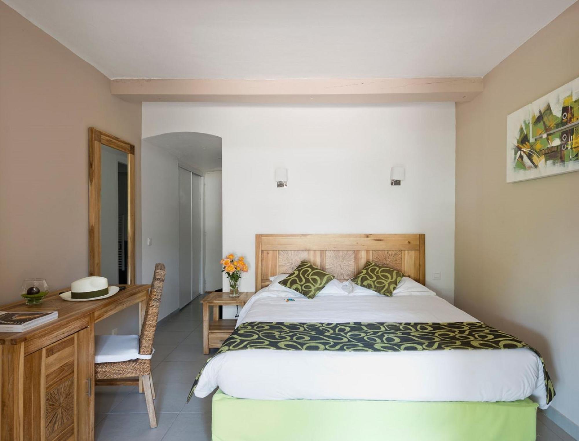 Doppelzimmer mit Park- oder Poolblick