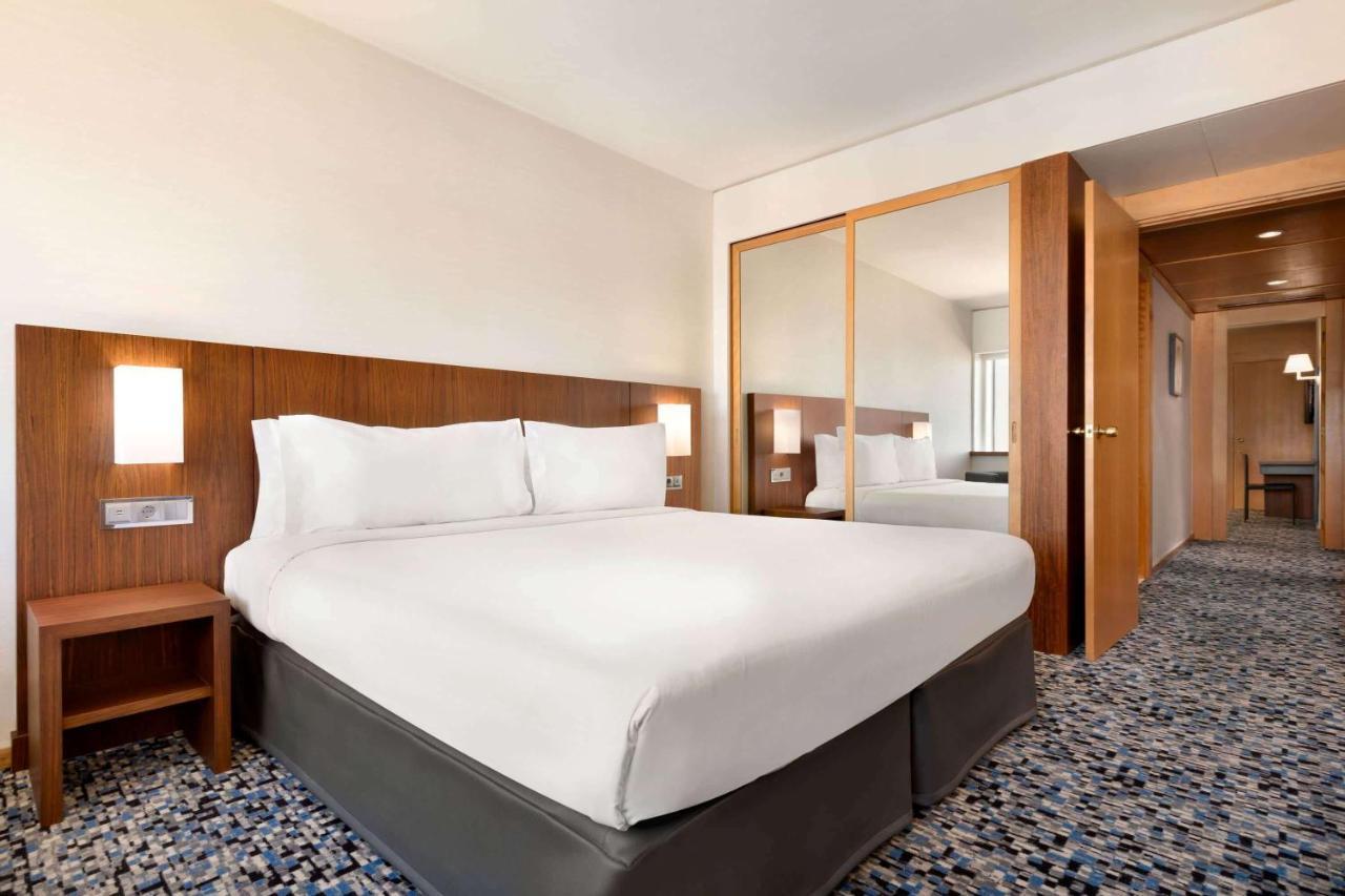 Nichtrauchersuite mit einem Kingsize-Bett und Flussblick