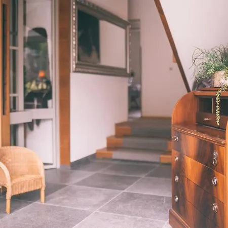 Nefer, Haus-3