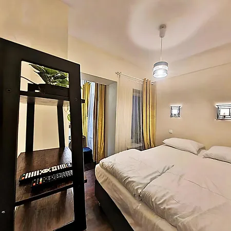 Hostel Helvetia - Private Rooms In City Center-2
