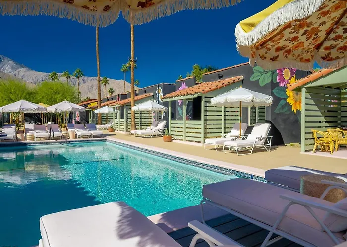 Fleur Noire Hotel - 21 And Over